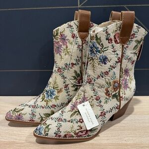 *NWT* Altar'd State Cream Ankle Tapestry Booties with Floral Design - size 8.5 W